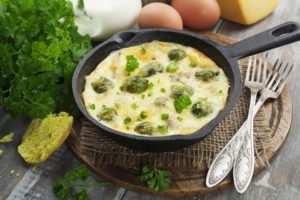  Rosenkohlgratin Casserole with brussels sprouts and cheese in a frying pan