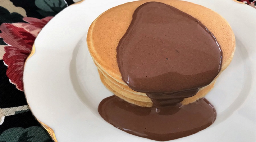 Kokos-Pancake mit Schokosauce