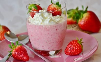 Rotwein-Erdbeer-Creme