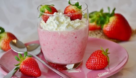 Rotwein-Erdbeer-Creme