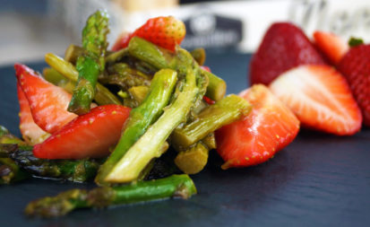 Grüner Spargel Erdbeer Salat