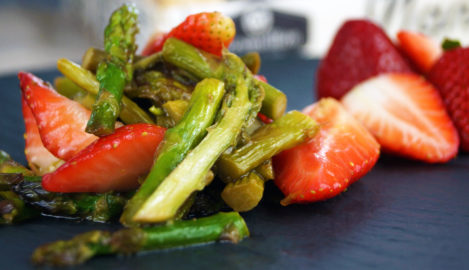 Grüner Spargel Erdbeer Salat