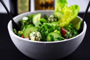Salat mit Ziegenfrischkäse-Bällchen