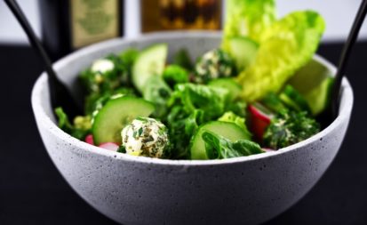 Salat mit Ziegenfrischkäse-Bällchen