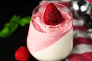 Joghurt-Panna-Cotta mit geeister Erdbeercreme