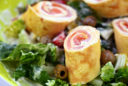 Gerolltes Omelette mit Lachs