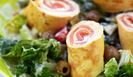 Gerolltes Omelette mit Lachs