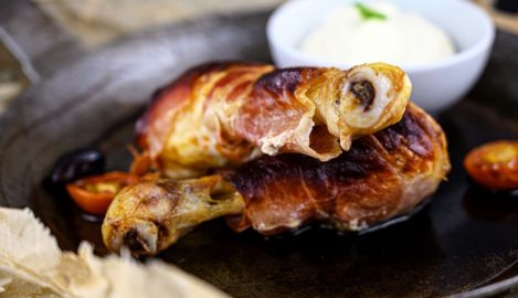 Hähnchenschenkel im Schinkenmantel mit Aioli