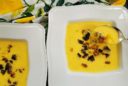 Gelbe Paprikasuppe mit Pfifferlingen