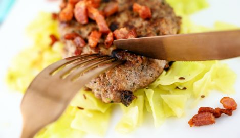 Hackfleischsteaks mit Bacon