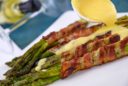 Spargel im Baconmantel mit Sauce Hollandaise