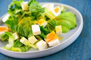 Grüner Salat mit Ei