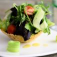Salat im Parmesankörbchen