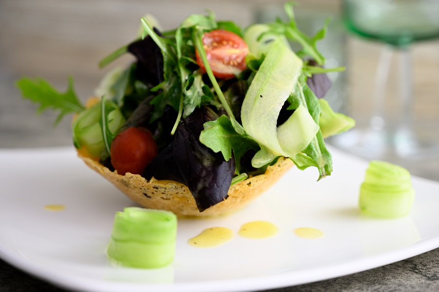 Salat im Parmesankörbchen