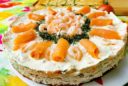 Smörgåstårta mit Lachs und Krabben