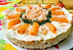 Smörgåstårta mit Lachs und Krabben