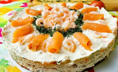 Smörgåstårta mit Lachs und Krabben