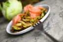 Kohlrabi-Zucchinisalat mit Lachs