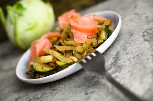 Kohlrabi-Zucchinisalat mit Lachs