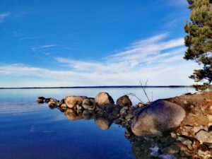 Der See Unden spiegelt heute perfekt. Sannerud / Schweden