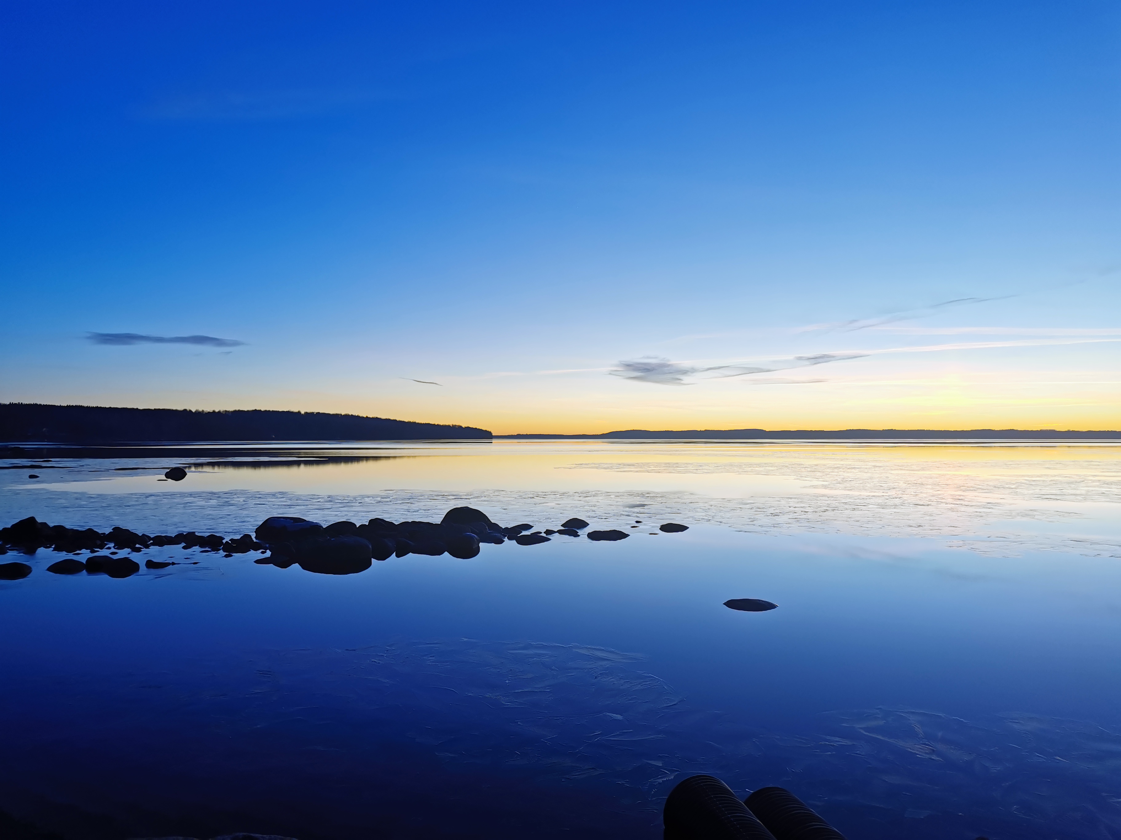 Blaue Atunde am See Unden / Schweden