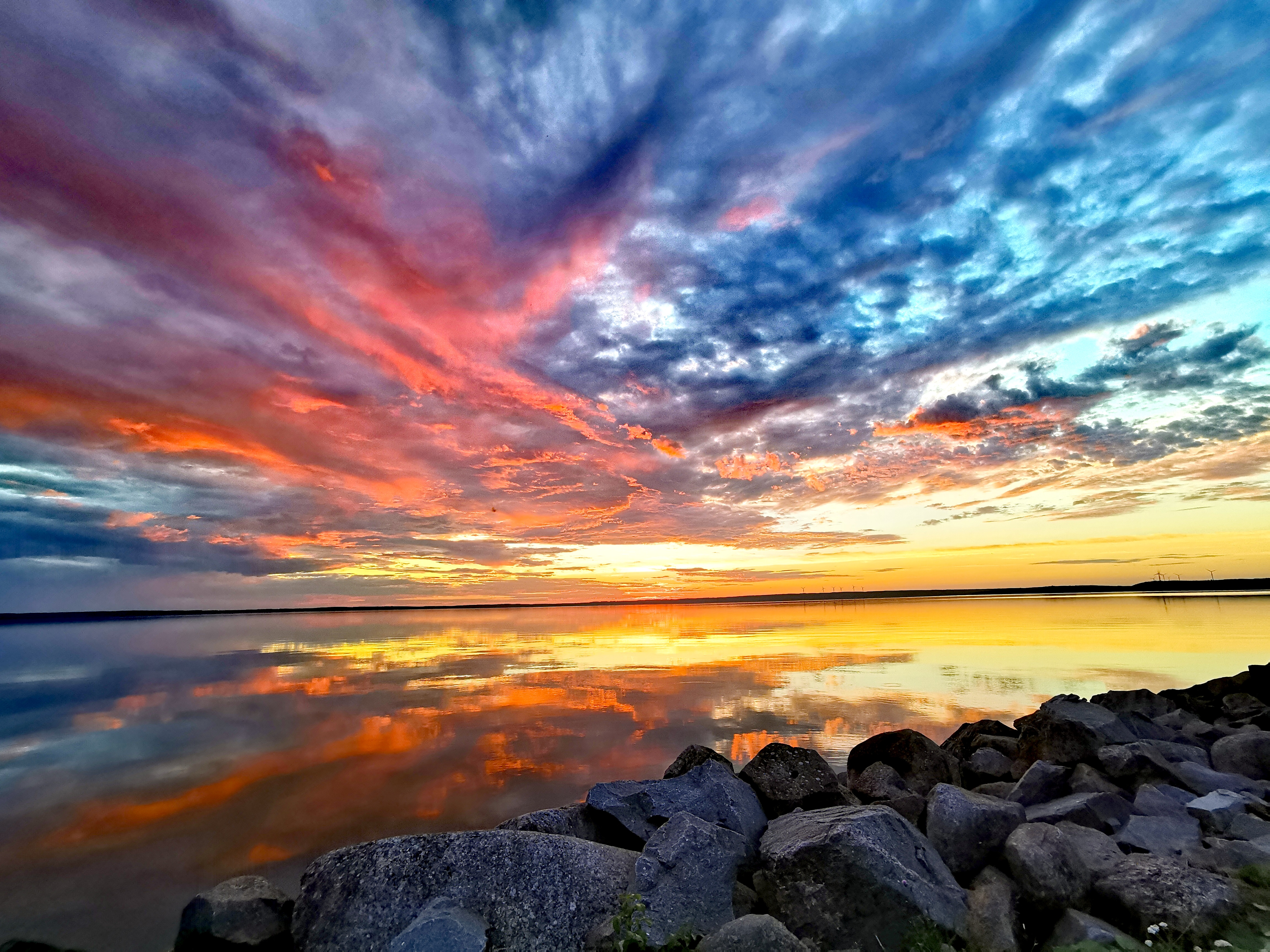 Ein dramatischer Sonnenuntergang am See Unden / Tiveden / Schweden