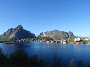 Auf den Lofoten-Inseln genießen Sie im Sommer 24 Stunden Tageslicht dank des Phänomens der Mitternachtssonne