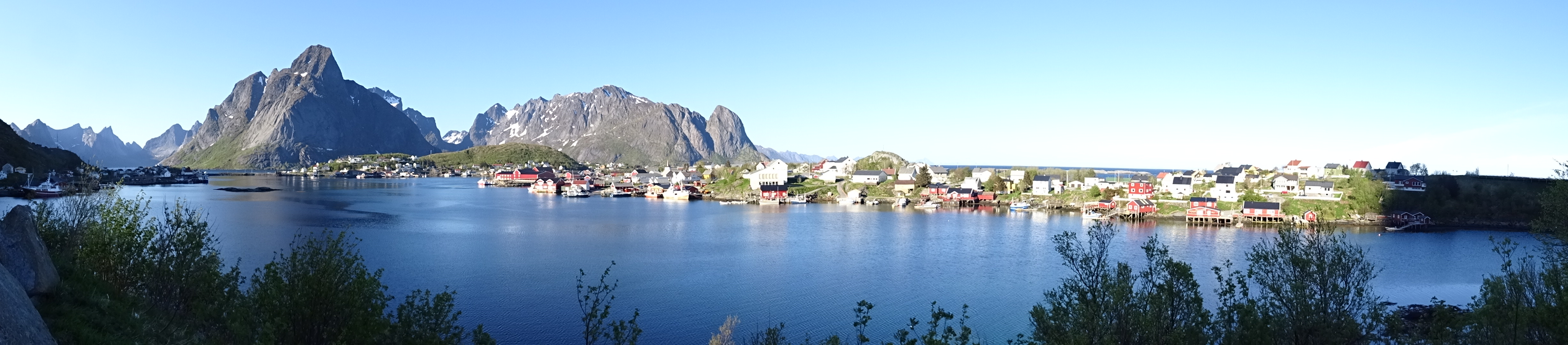 Ein Blick auf Reine, das administrative Zentrum der Gemeinde Moskenes auf den Lofoten in Norwegen.