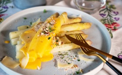 Spargel mit Mandelhollandaise
