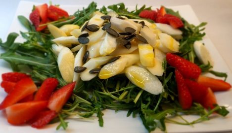 Spargel-Rucola-Erdbeer-Salat