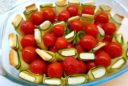 Zucchini-Feta-Rollen mit Tomaten