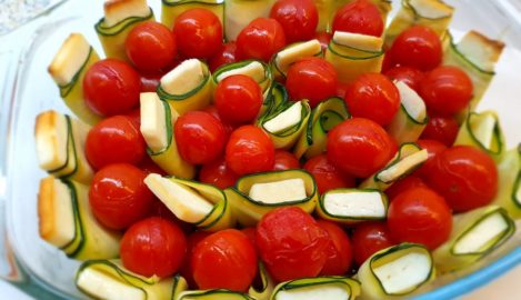 Zucchini-Feta-Rollen mit Tomaten