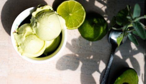 Kokos-Limetten-Avocado-Eis