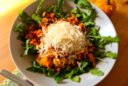 Steinpilz-Kürbisgemüse auf Rucola