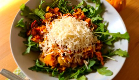 Steinpilz-Kürbisgemüse auf Rucola