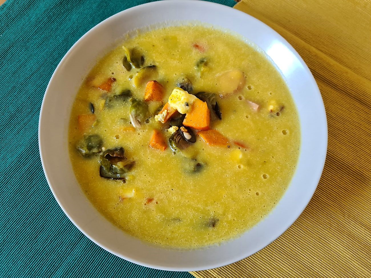 Kürbis-Kokos-Suppe mit Rosenkohl