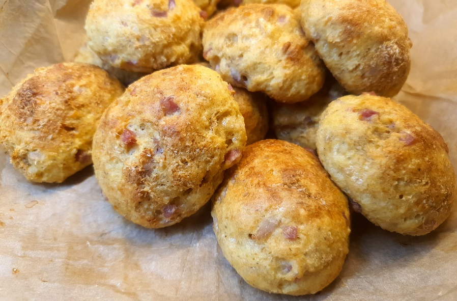 Schinken-Parmesan-Zwiebelbrötchen - LCHF Deutschland