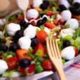 Bunter Salat mit MBunter Salat mit Meerrettich-Schmanddressingeerrettich Schmanddressing