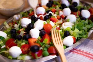 Bunter Salat mit Meerrettich Schmanddressing