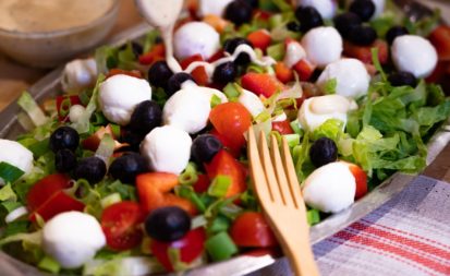 Bunter Salat mit MBunter Salat mit Meerrettich-Schmanddressingeerrettich Schmanddressing