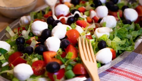 Bunter Salat mit MBunter Salat mit Meerrettich-Schmanddressingeerrettich Schmanddressing