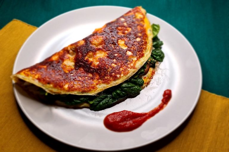 Knusper-Käseomelette mit Spinat und Champignons - LCHF Deutschland