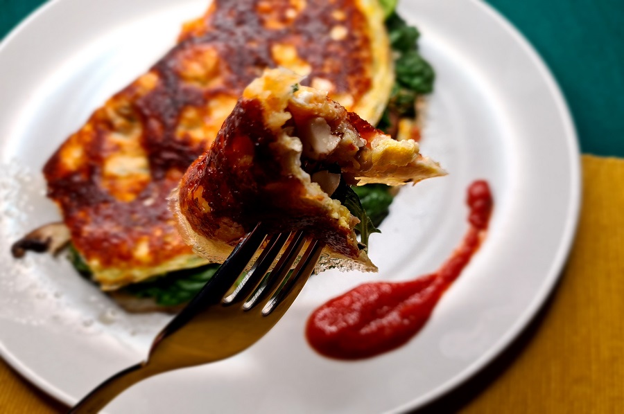Knusper-Käseomelette mit Spinat und Champignons - LCHF Deutschland