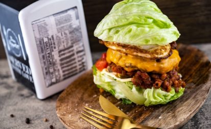 Salat-Bun-Burger mit Speck-Salsa