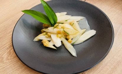 Spargelsalat mit Rhabarber-Ingwer-Vinaigrette