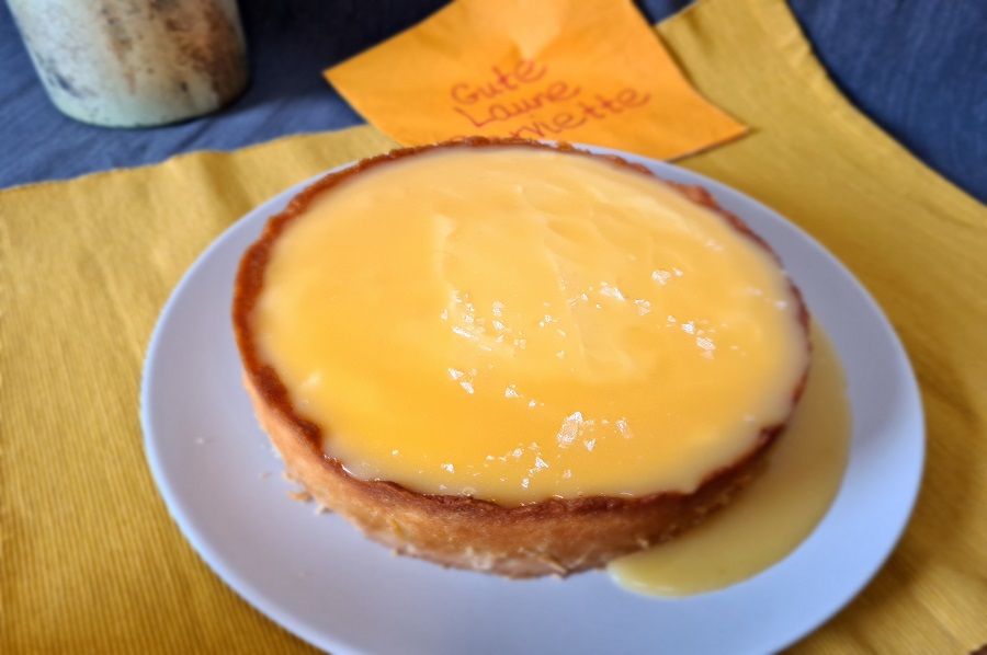 Cremiger Cheesecake American-Style mit Salz-Karamell-Sauce