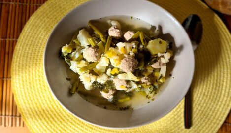 Blumenkohl-Lauch-Suppe mit Mettbällchen