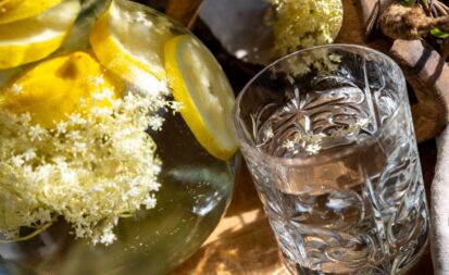 RAW-Holunderblüten-Wasser