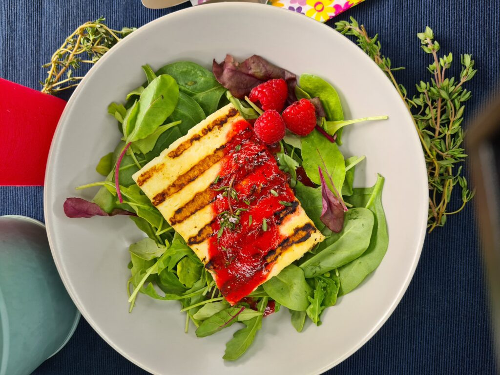 Grillkäse mit Himbeer-Thymian-Sauce - LCHF Deutschland