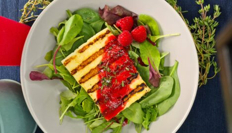 Grillkäse mit Himbeer-Thymian-Sauce